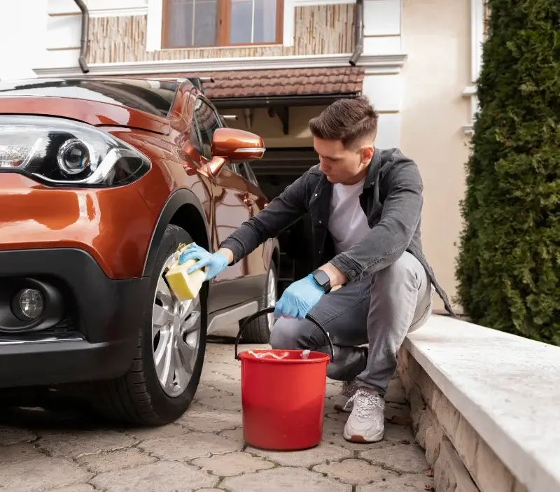 Lavage auto à domicile Les Cluses : professionnel intervenant sur un véhicule